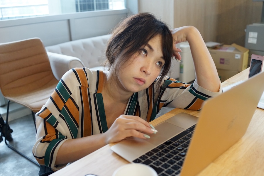 【悲報】フリーランスの正社員出戻りが2.8倍！？クリエイターを「下請け地獄」から救う最強の防衛策